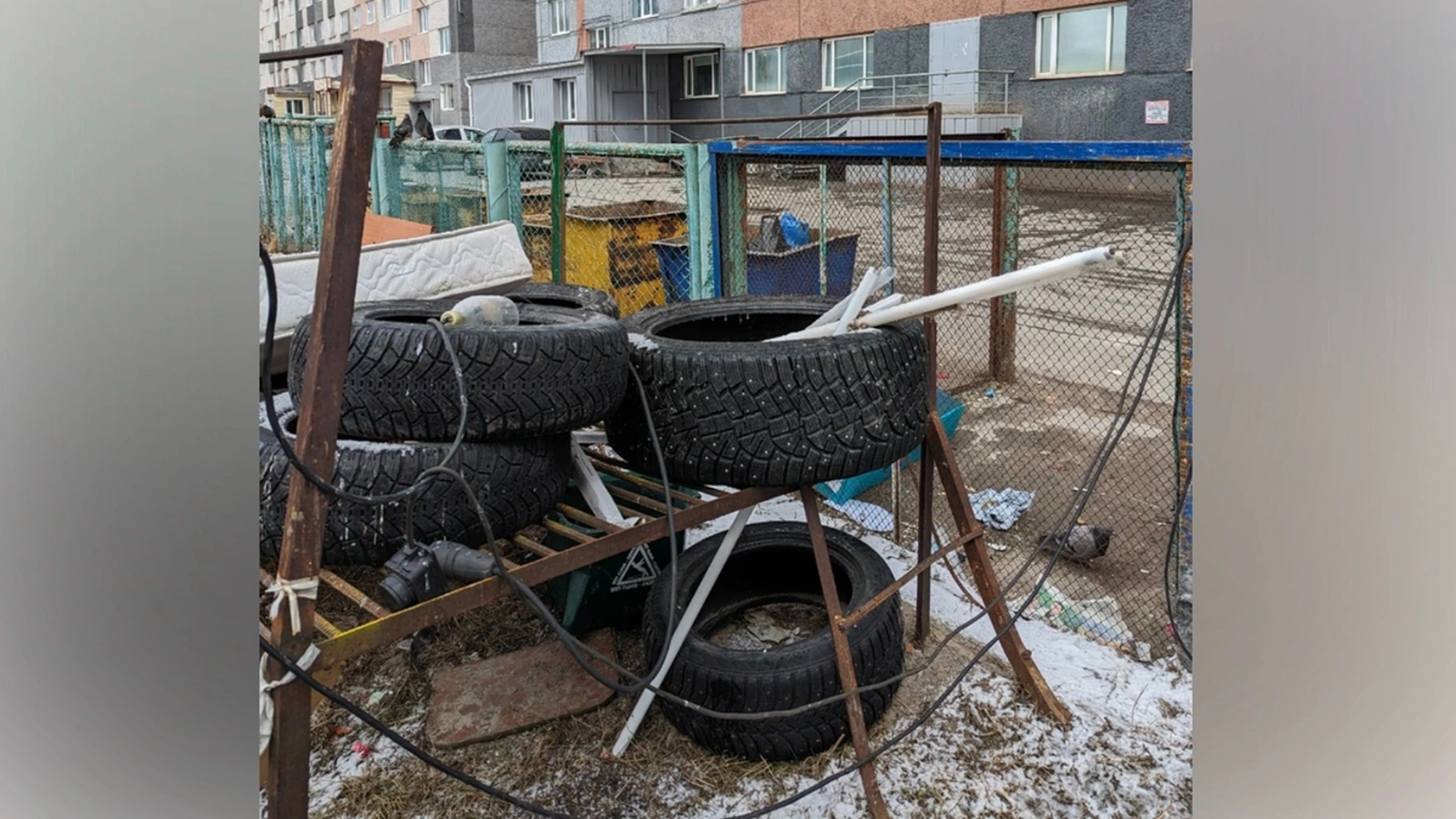 Возле дома в Ноябрьске выбросили ртутные лампы и покрышки | Ямал-Медиа