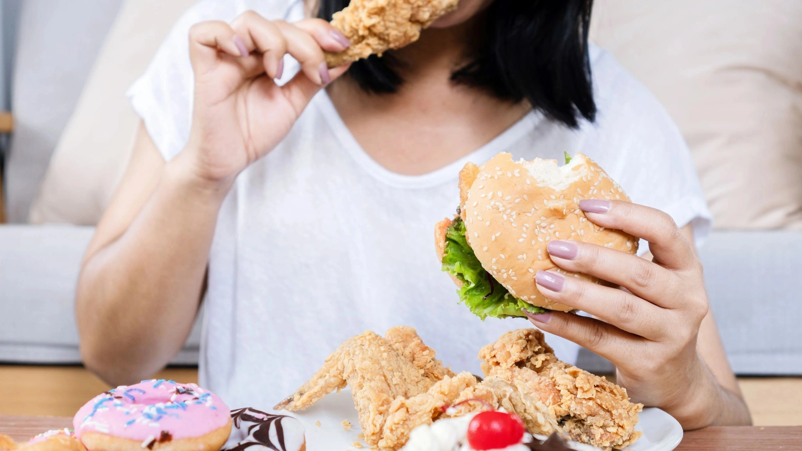 JAMA: мозг одиноких женщин интенсивнее реагирует на изображения вредной еды