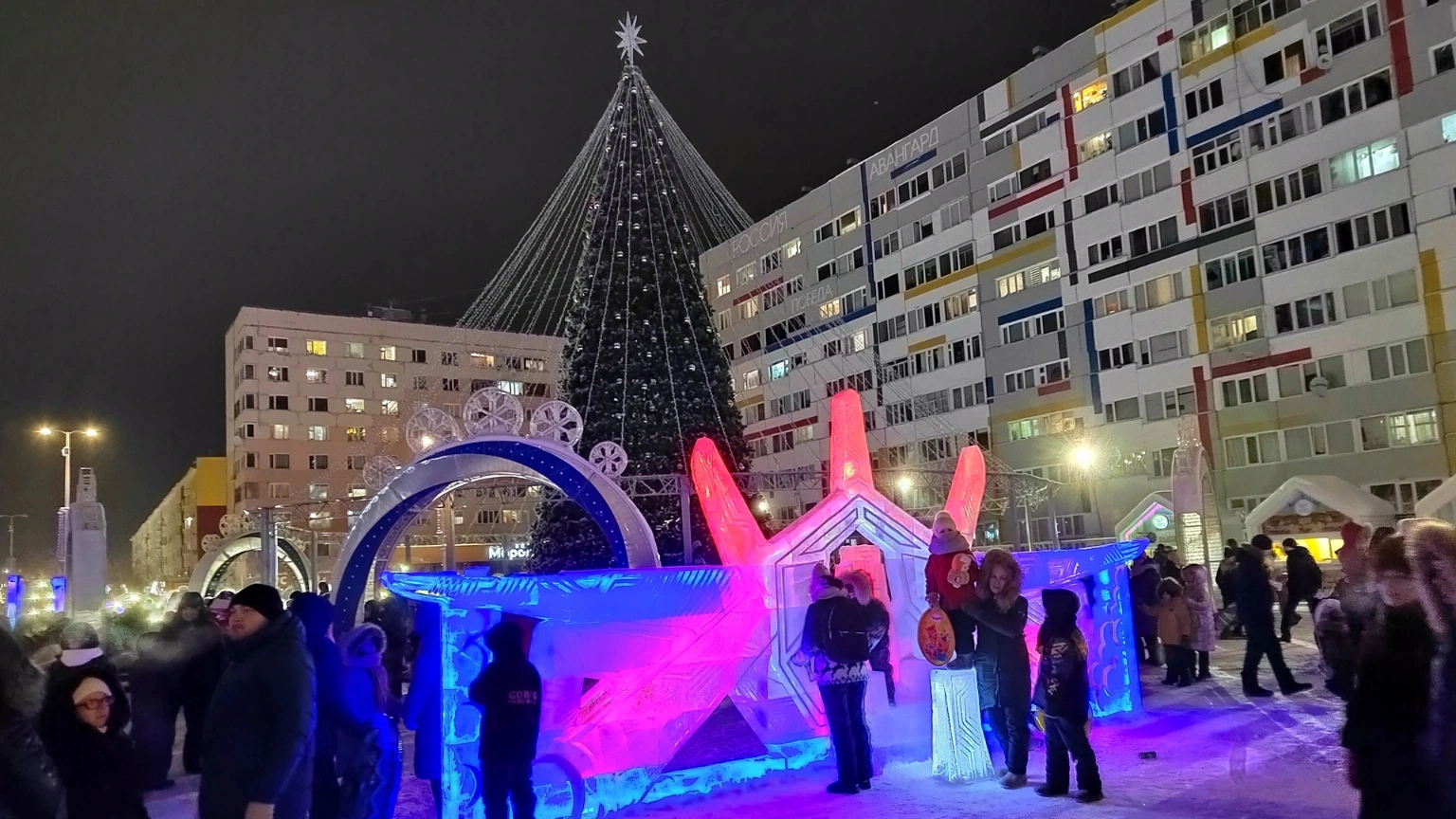 В Новом Уренгое открыли главную елку с ледовым городком | Ямал-Медиа