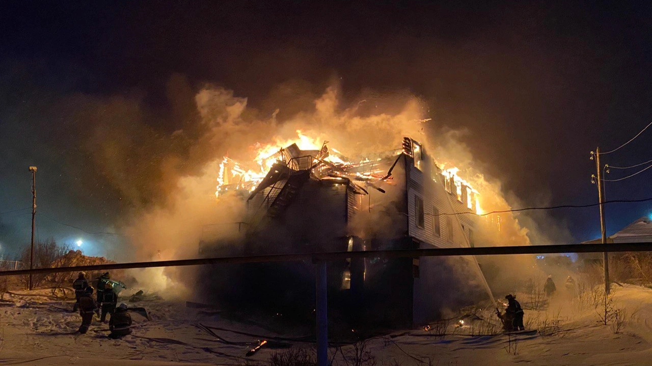 В Тазовском дотла сгорело двухэтажное здание
