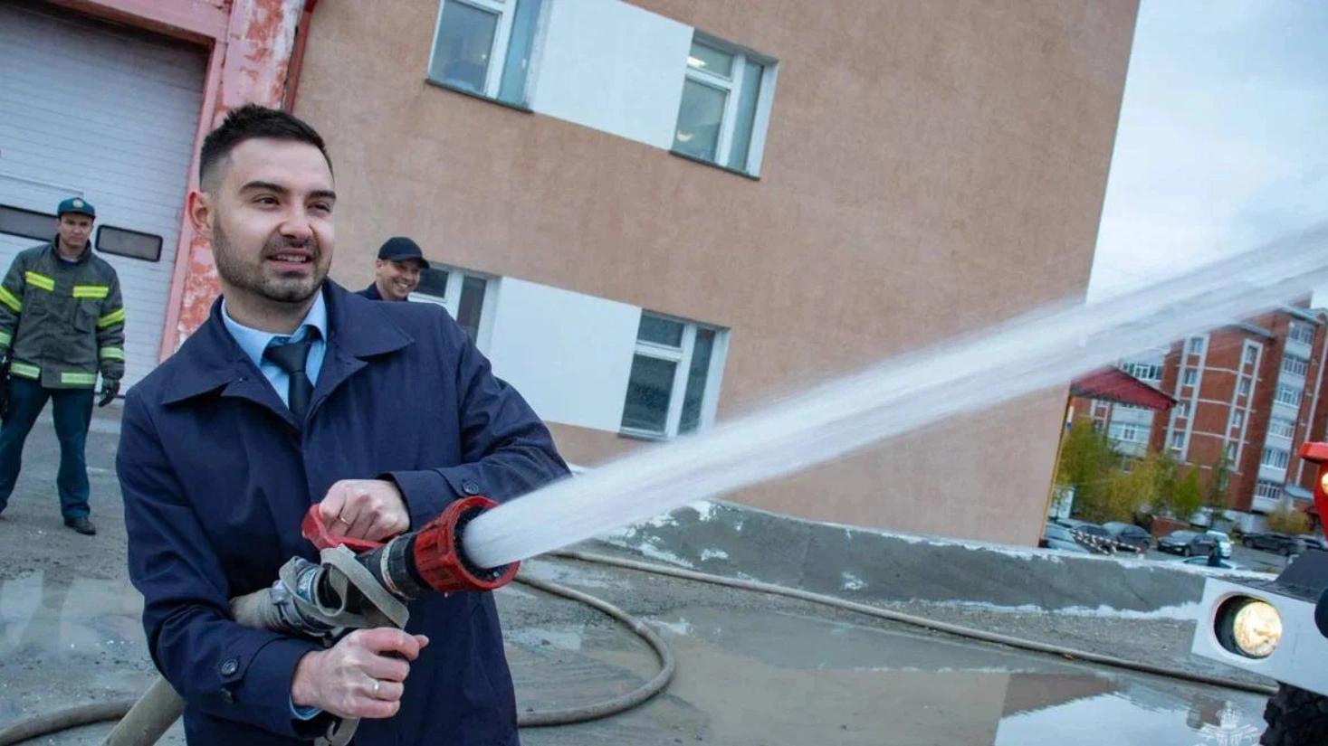 В Салехарде сотрудники МЧС научили банковских служащих тушить пожар