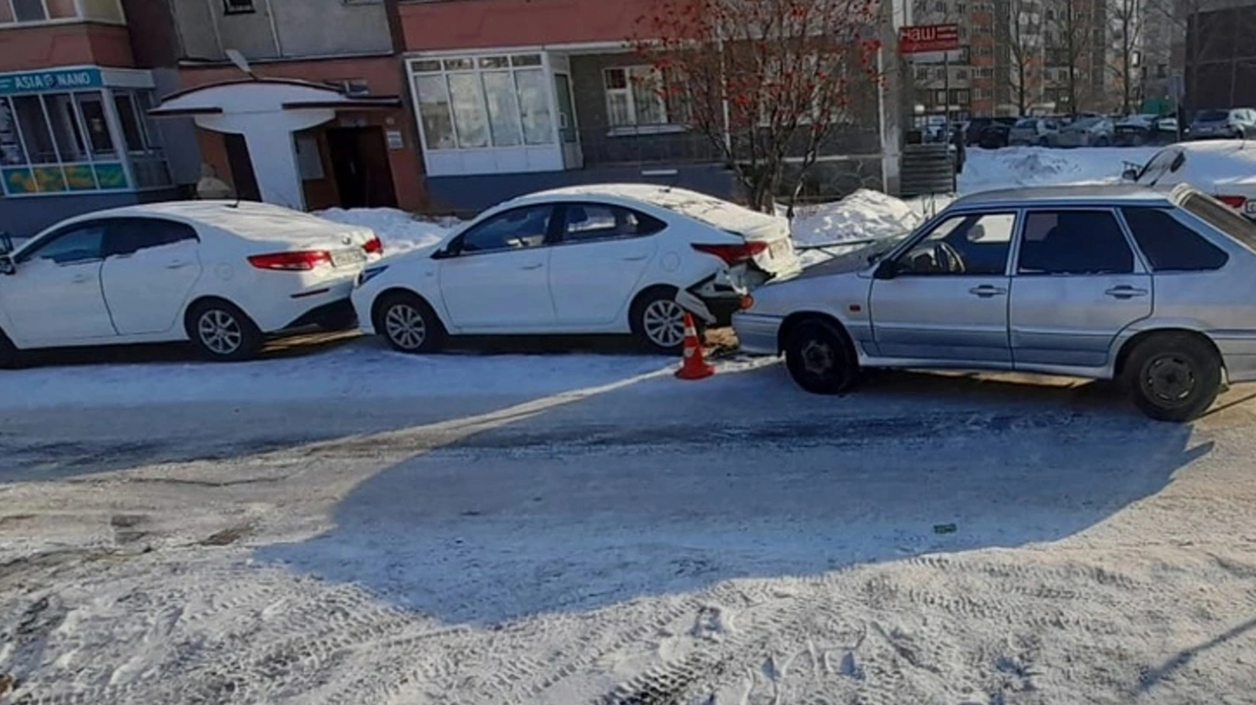 Не вошел в поворот»: в Тюмени подросток на маминой машине разбил две  иномарки | Ямал-Медиа