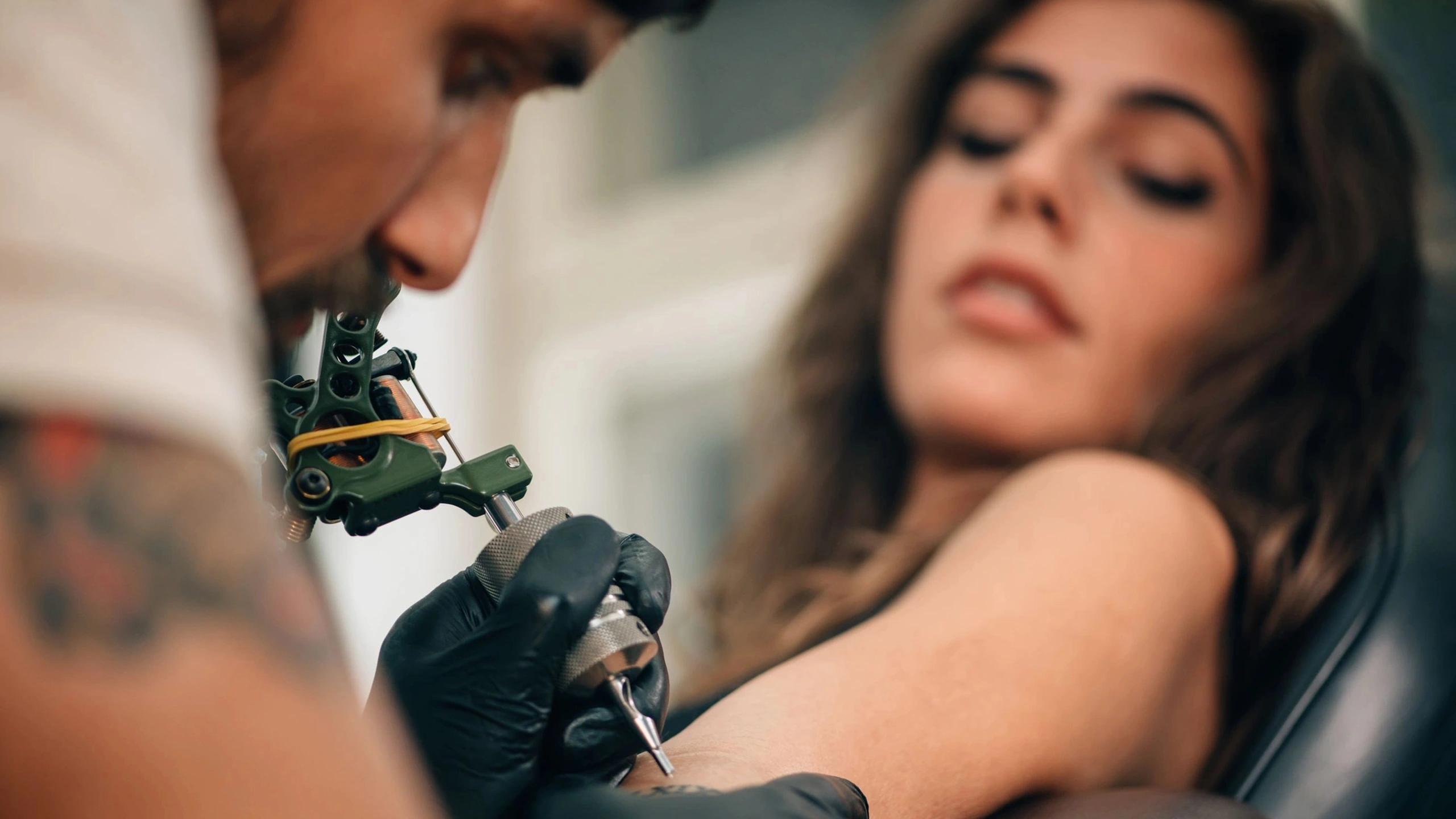 Дерматолог Жабоева: татуировки не следует делать людям с меланомой и аллергией
