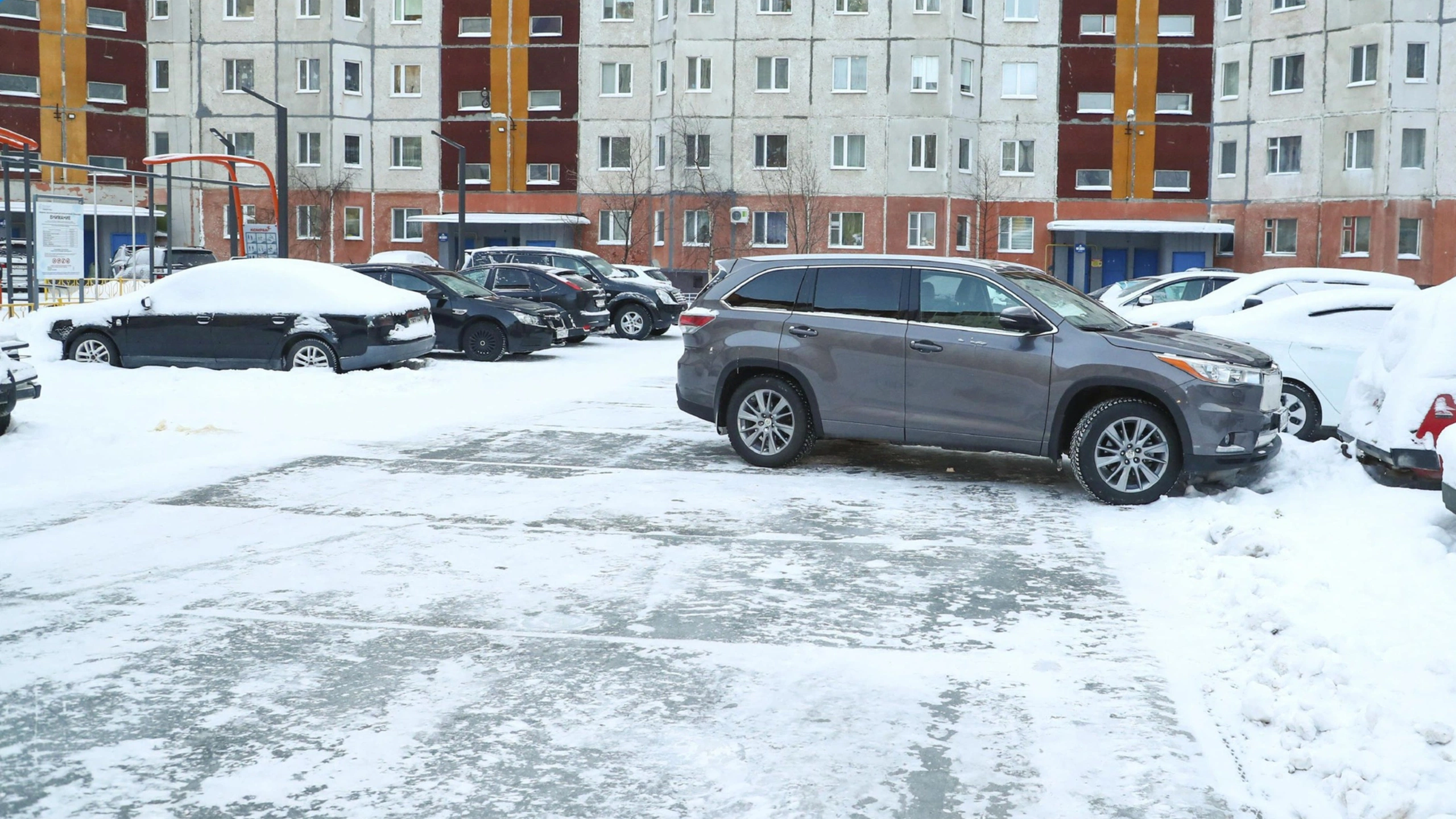 Уборке снега во дворах Надыма мешают брошенные авто | Ямал-Медиа