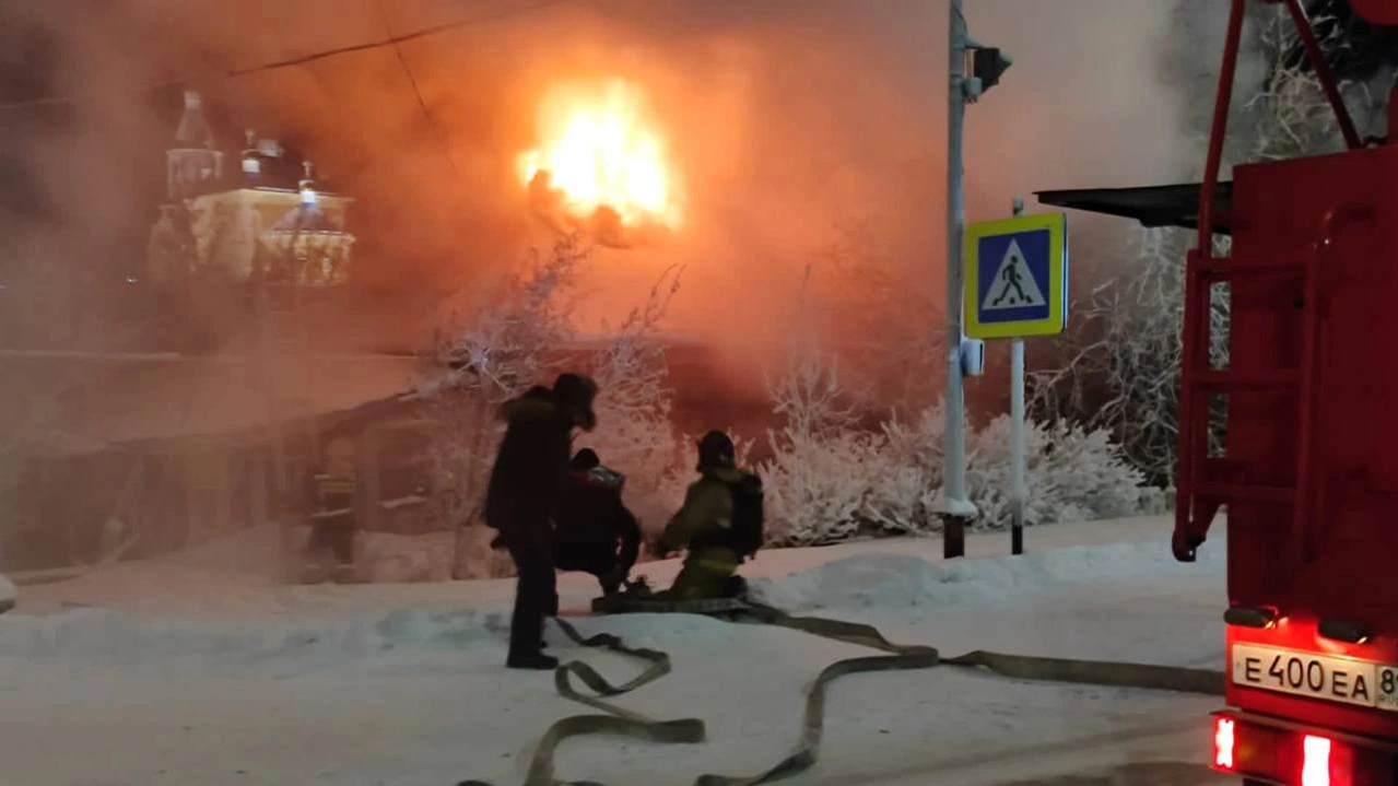 В Тазовском пожар уничтожил жилой дом на две квартиры