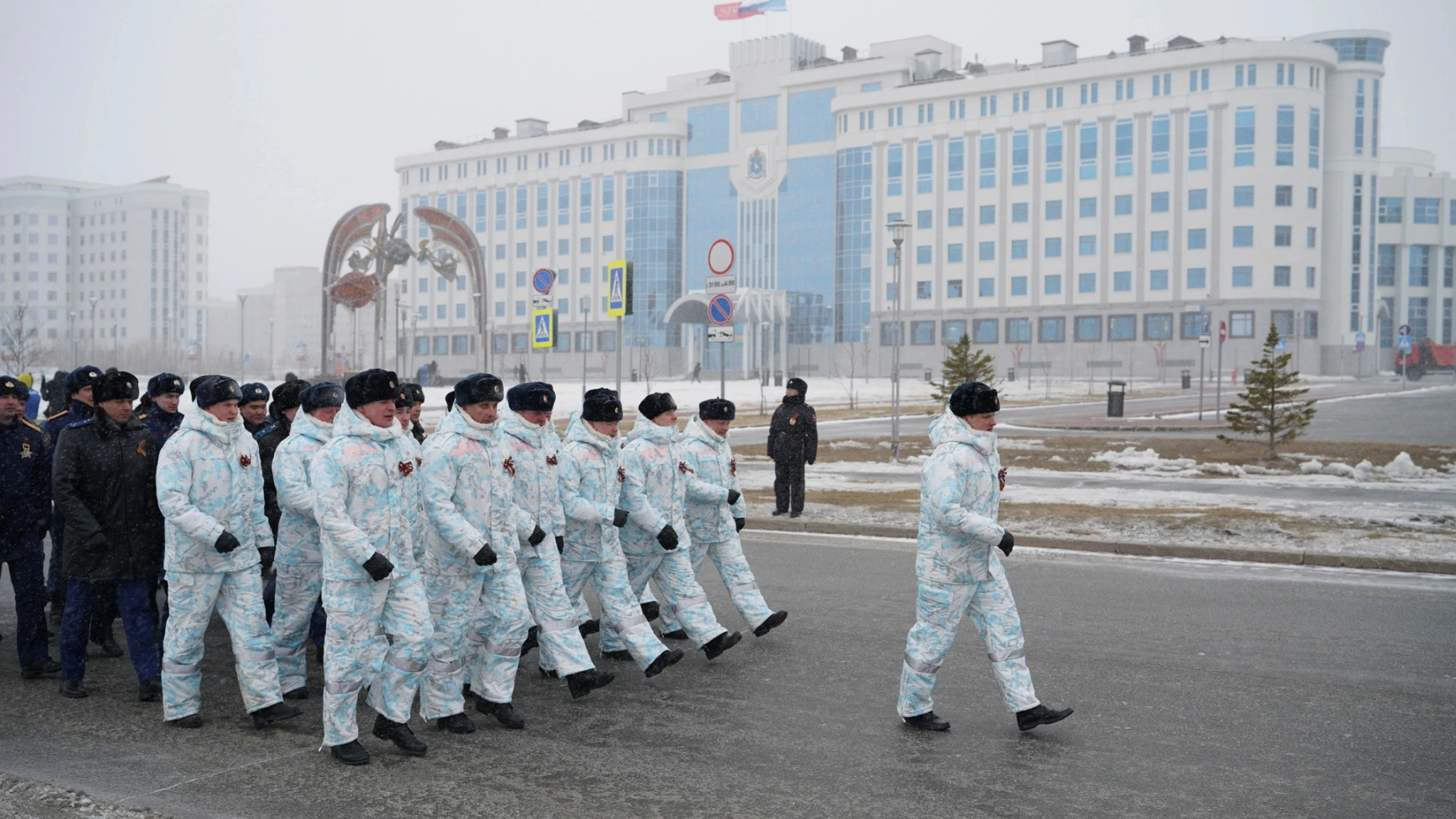 В столице Ямала в честь праздника на улицы выехала военная техника