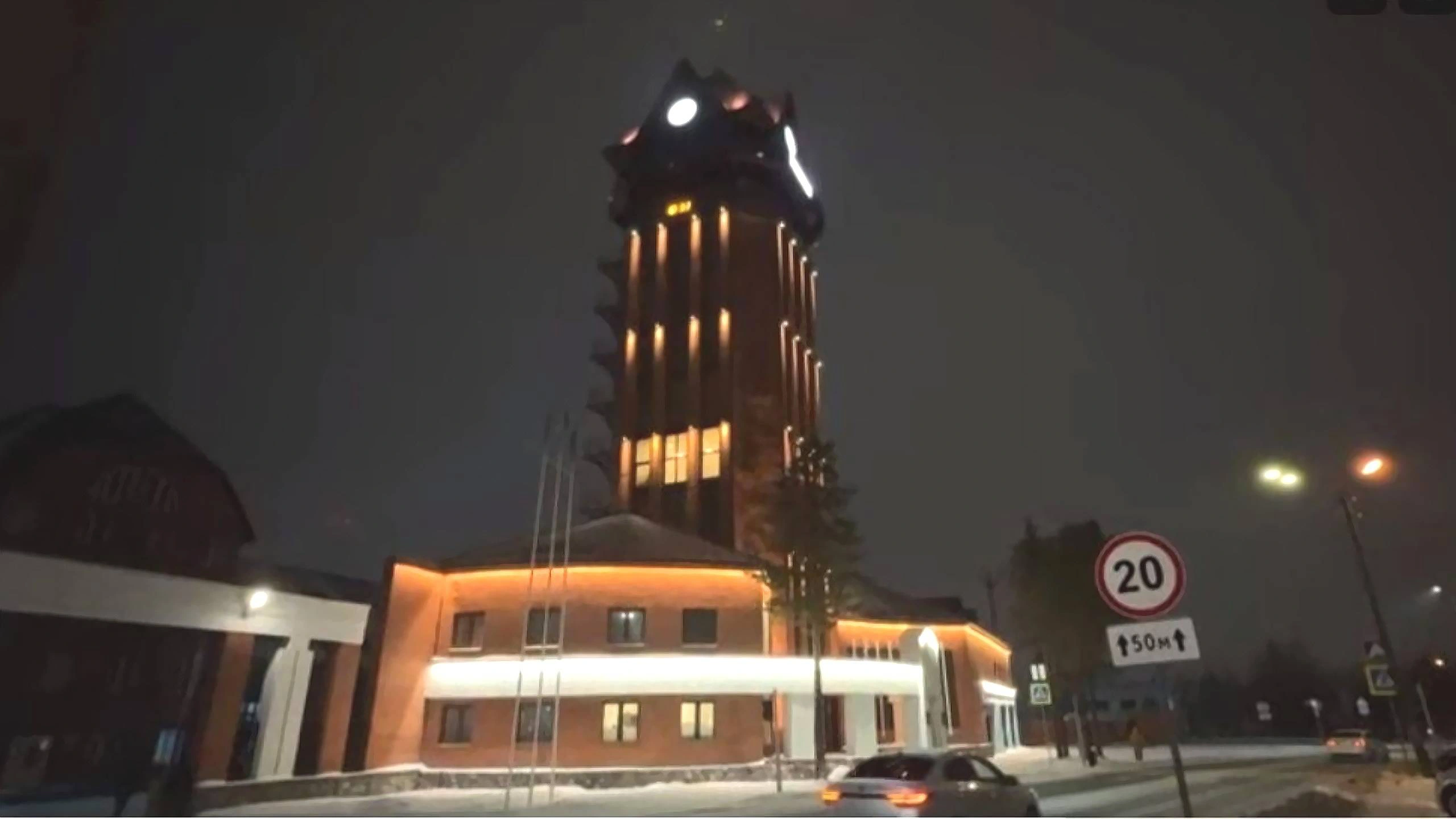 В Ноябрьске на пожарной башне установили архитектурную подсветку