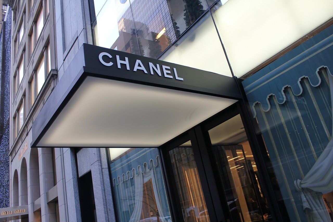 Захарова раскритиковала отказ Chanel продавать сумку россиянам, а бренд  Yamal расширяет производство | Ямал-Медиа