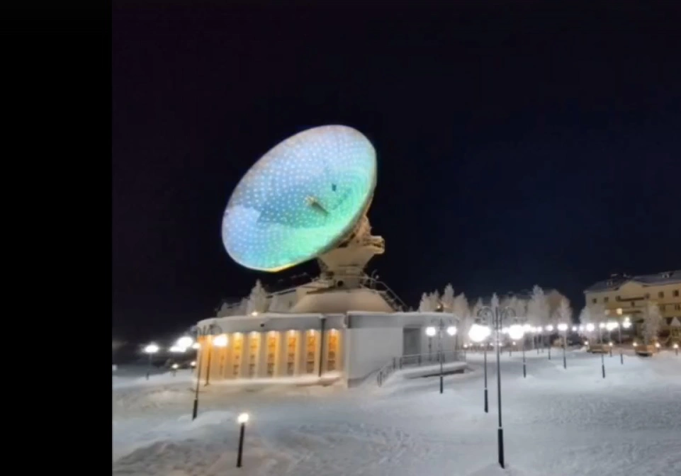 Необычную подсветку монтируют на тарелке в сквере «Орбита» в Лабытнанги