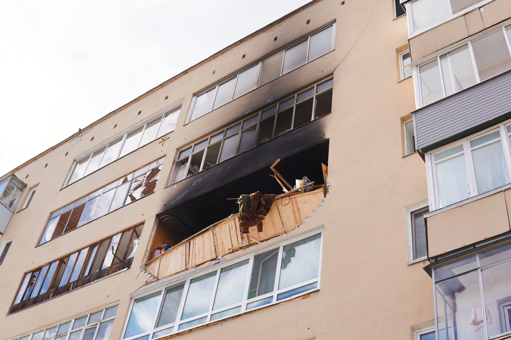 В Сургуте прохожие вывели из горящего дома беременную женщину и подростка |  Ямал-Медиа