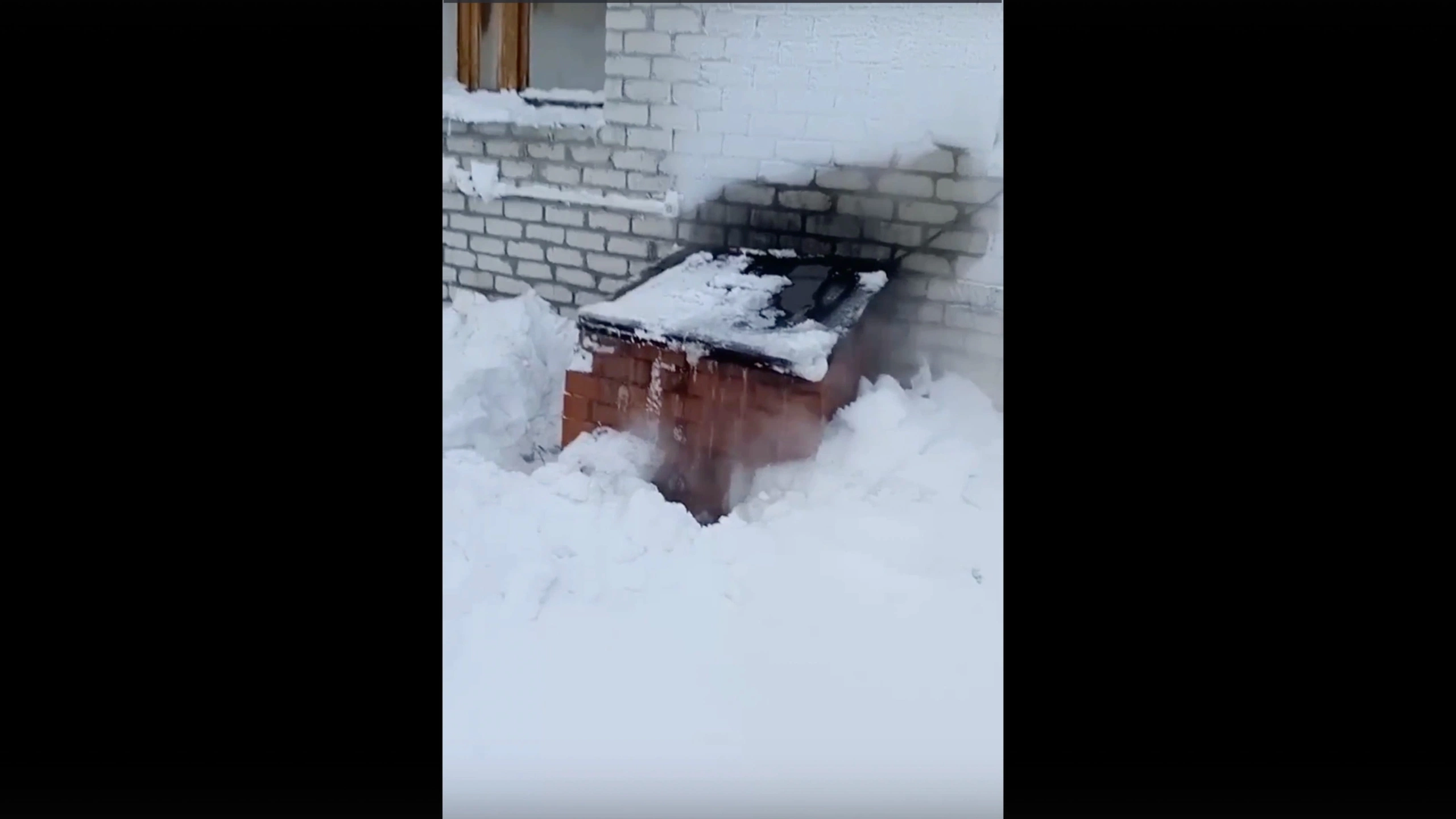 Сантехники ничего не делают»: в жилом доме в Ноябрьске прорвало трубу с  кипятком | Ямал-Медиа