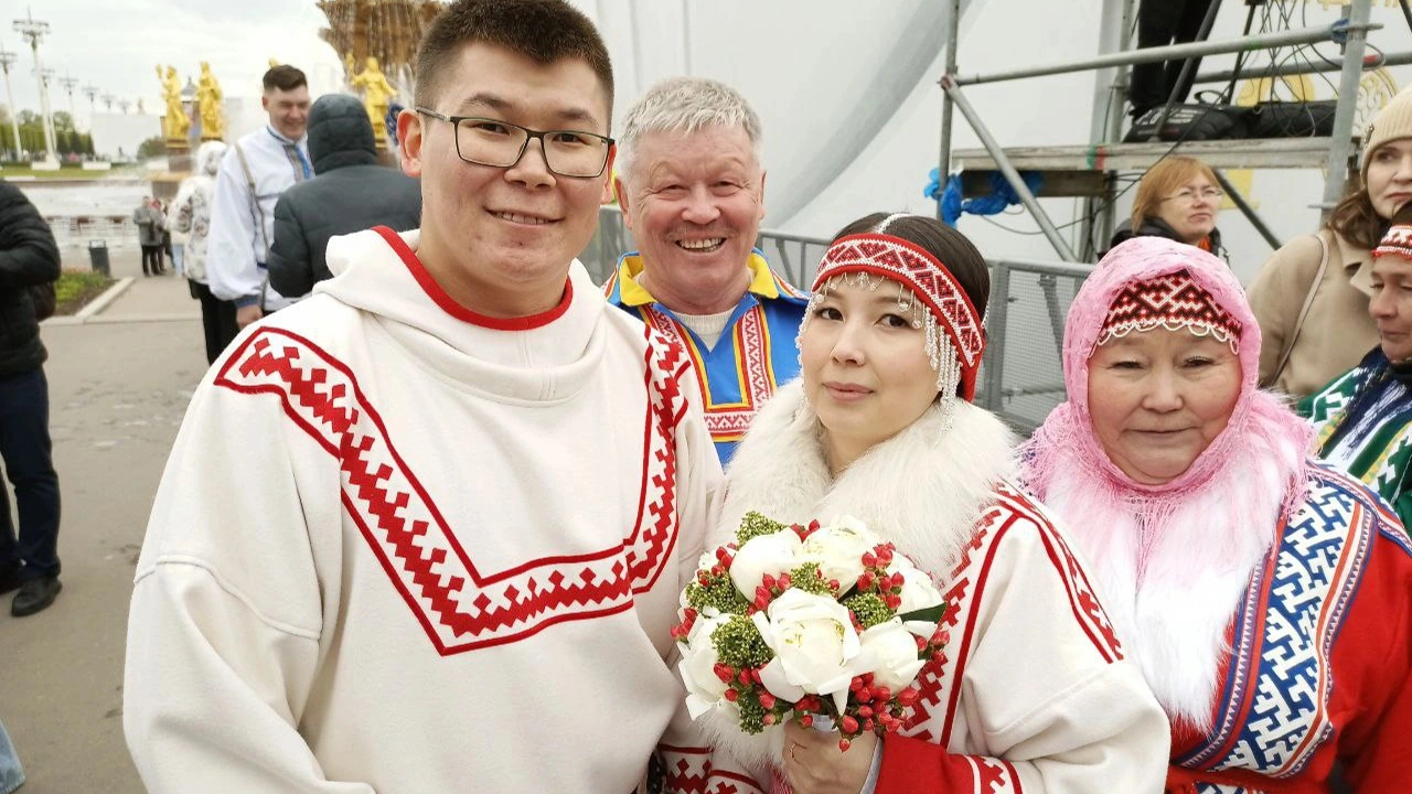 Новобрачные из Пуровского района ЯНАО устроили свадьбу на ВДНХ в Москве