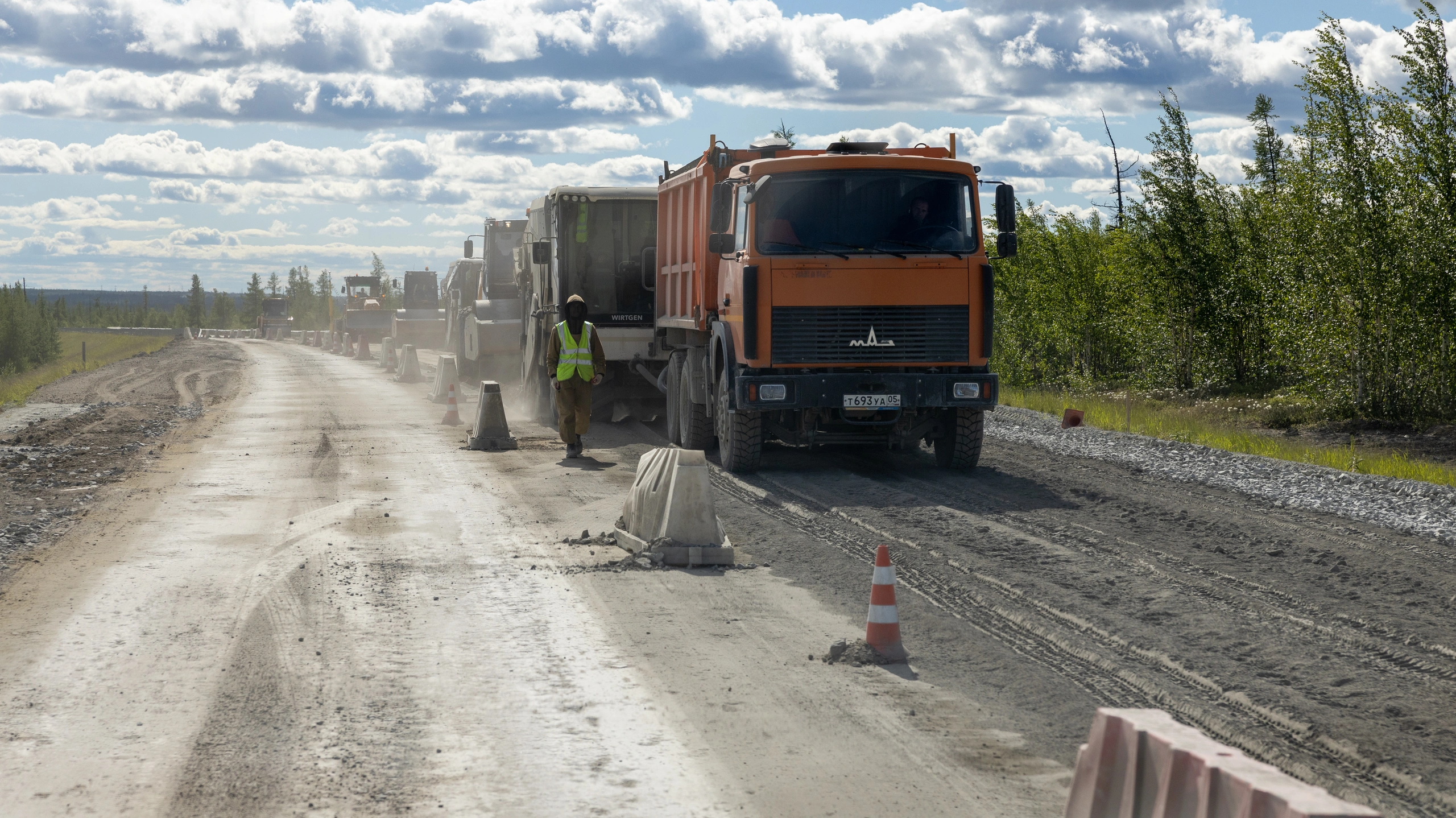 В Ноябрьск поступила новая спецтехника для коммунальных служб