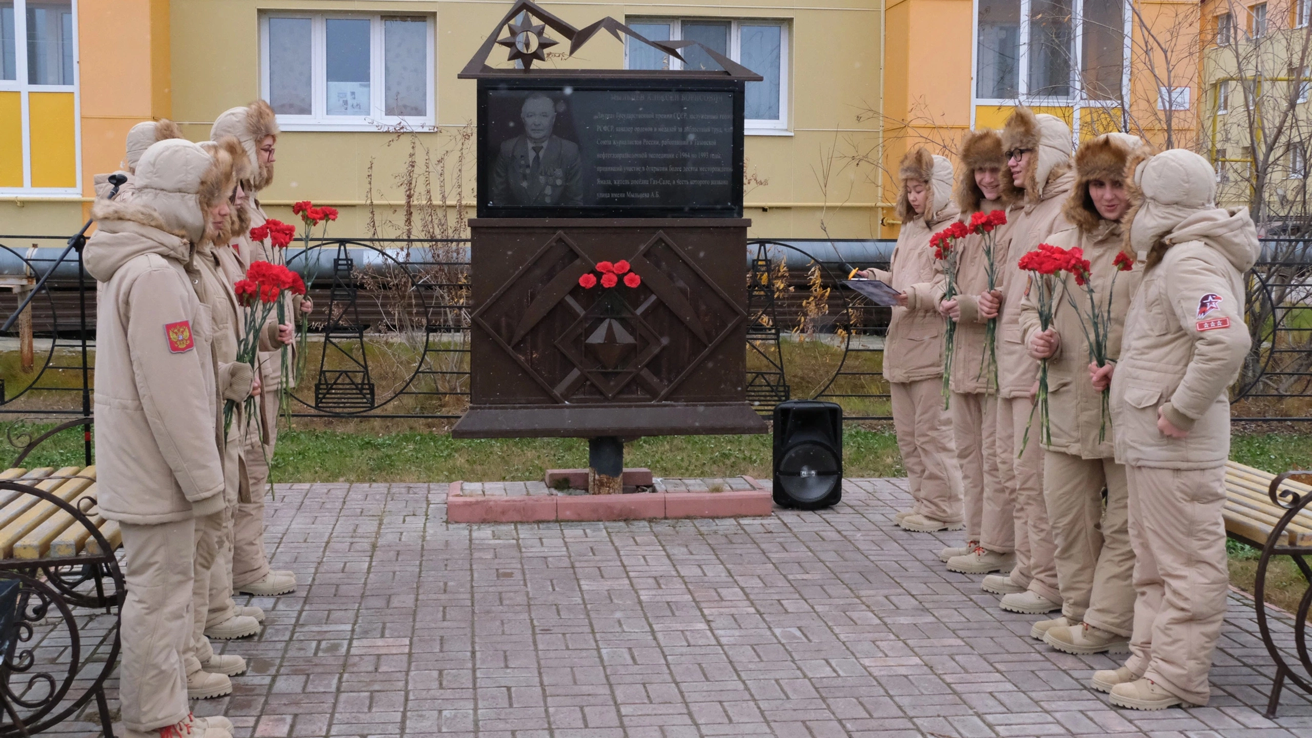 «Невозможно пройти»: в Лабытнанги прорвало канализацию на улице Гиршгорна |  Ямал-Медиа