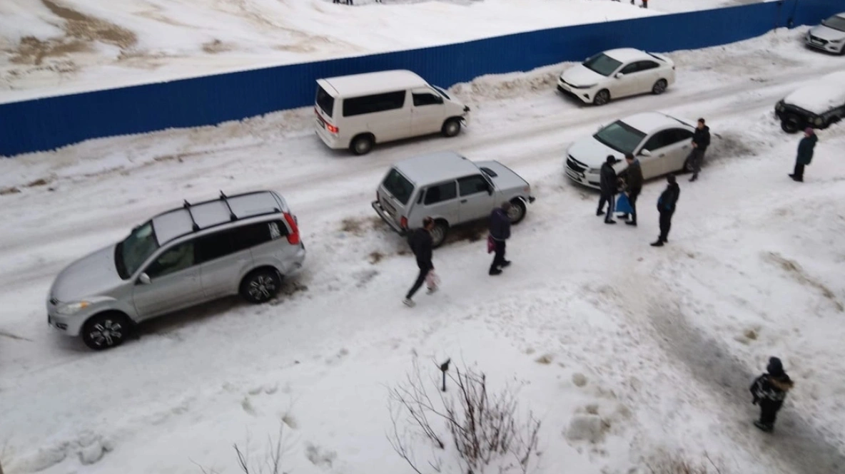 В Ноябрьске водитель «взял на таран» машину, занявшую место на парковке |  Ямал-Медиа