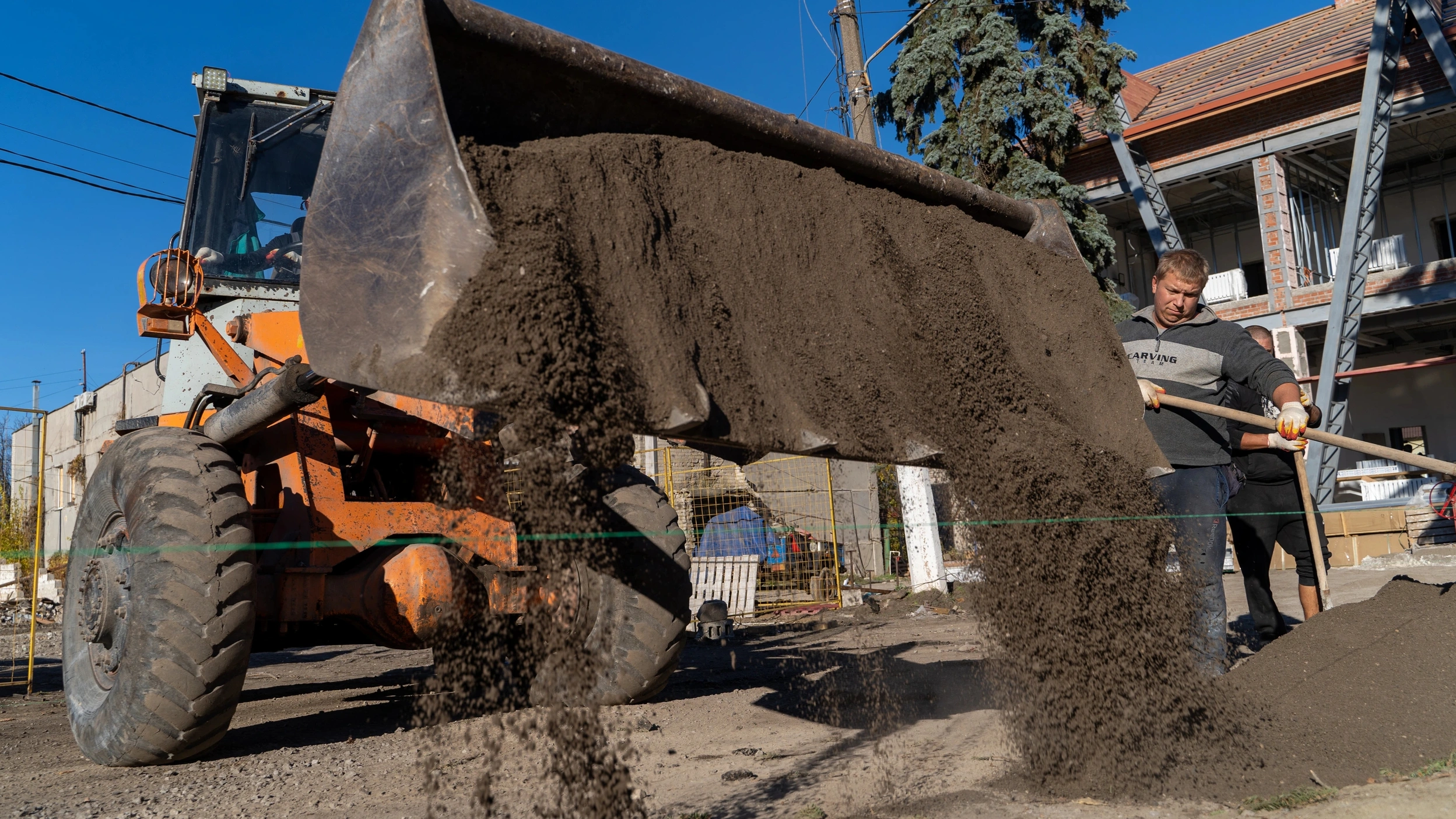 Дорожные строители с Ямала ремонтируют подъезды к больнице в Волновахе