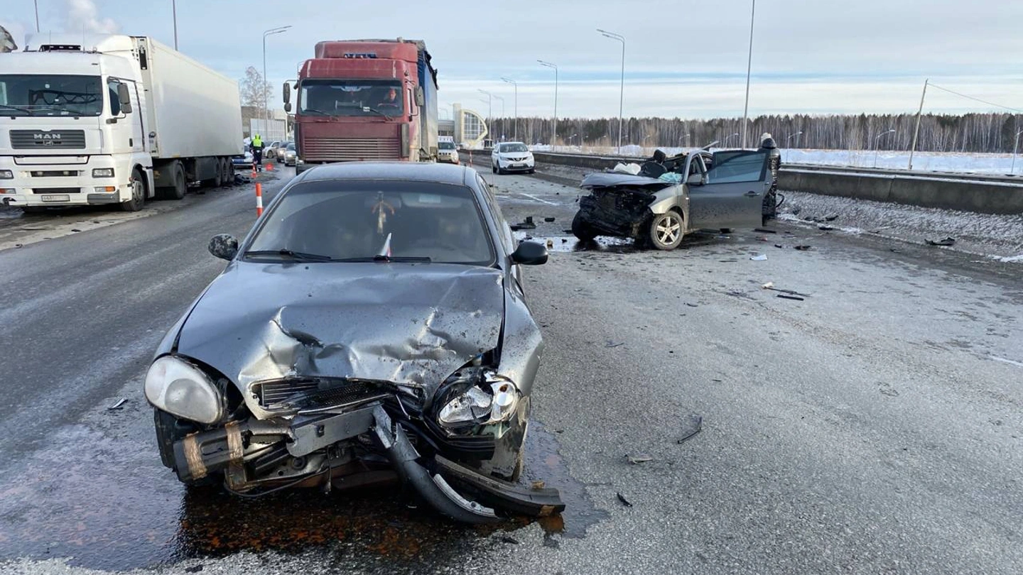 В ДТП на тюменской трассе погибла женщина, двое пострадали | Ямал-Медиа