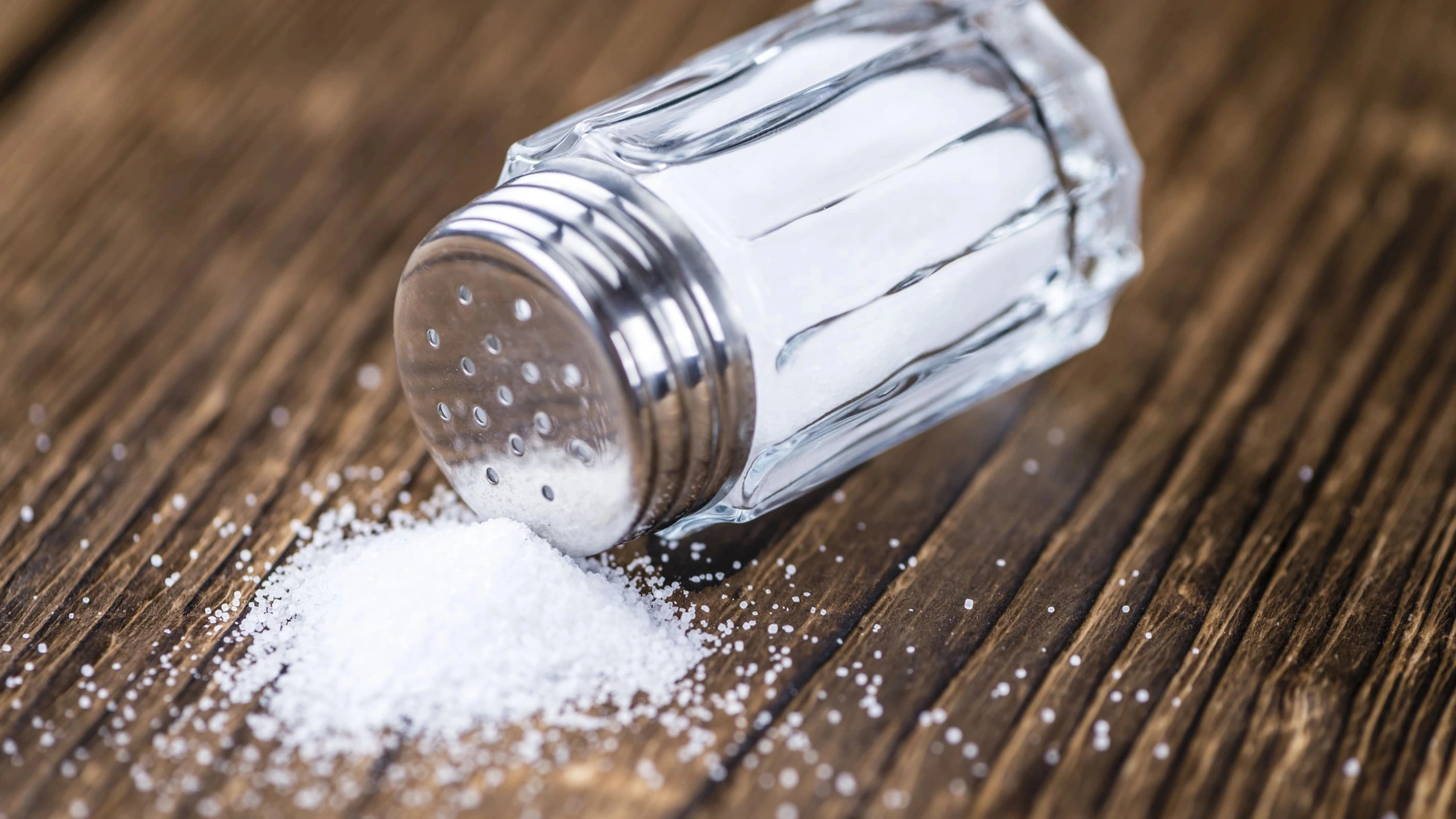 Кардиолог Саламатина назвала безопасным полный отказ от соли