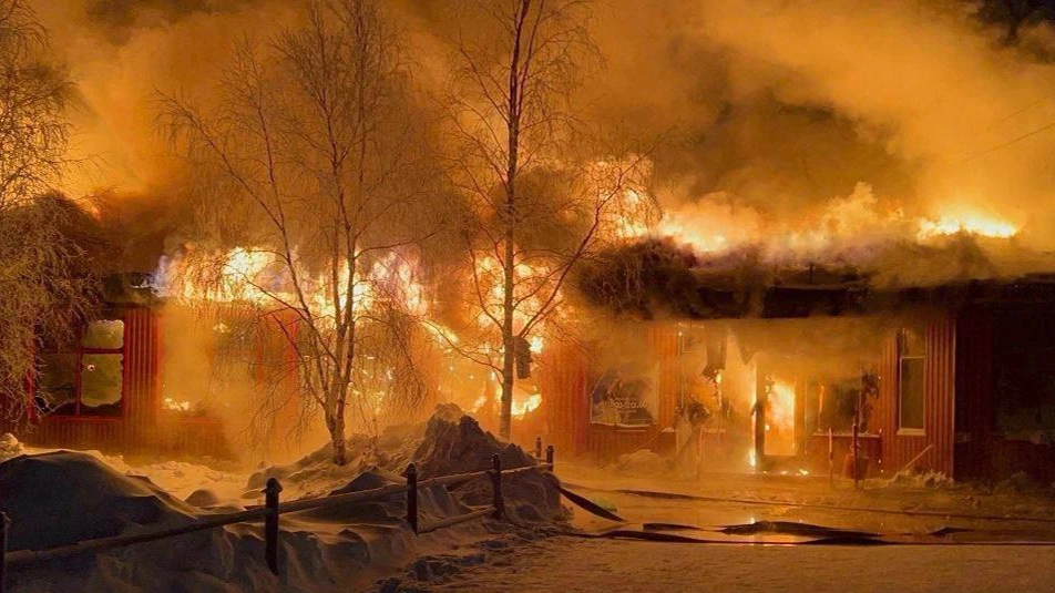 В Надыме пожар уничтожил одноэтажное здание с магазинами