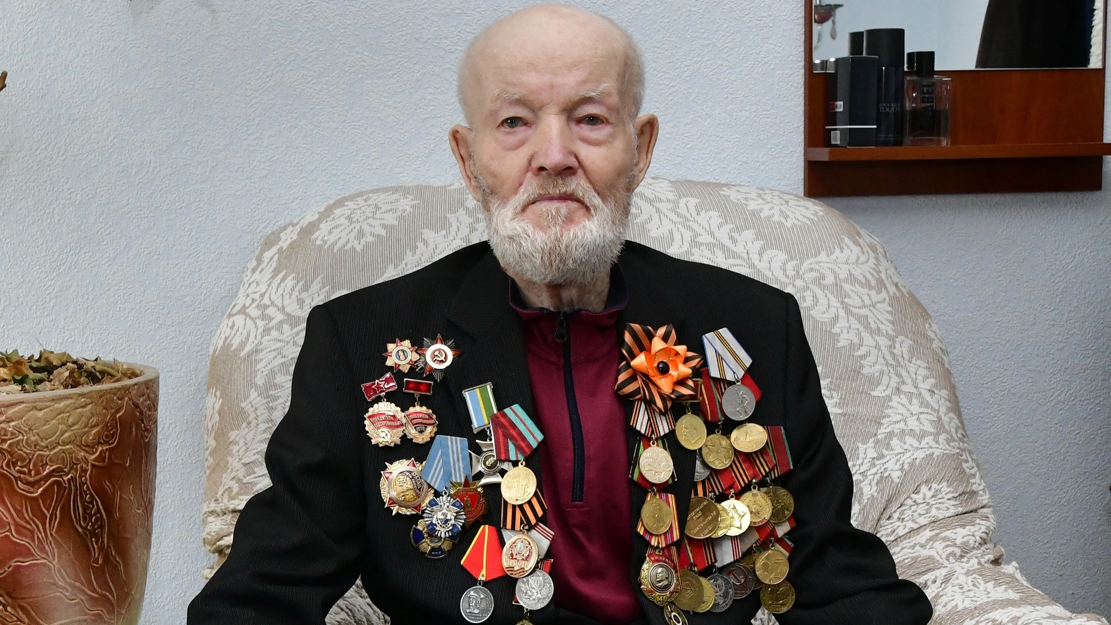Губернатор Артюхов поздравил ветерана ВОВ с 98-летием