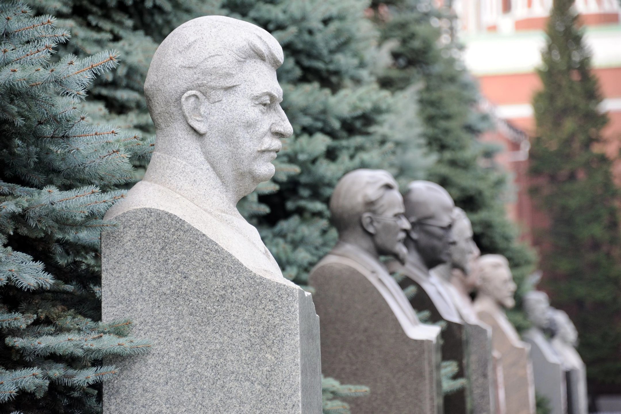 Неизвестный кувалдой разбил бюст Сталина в Звенигороде