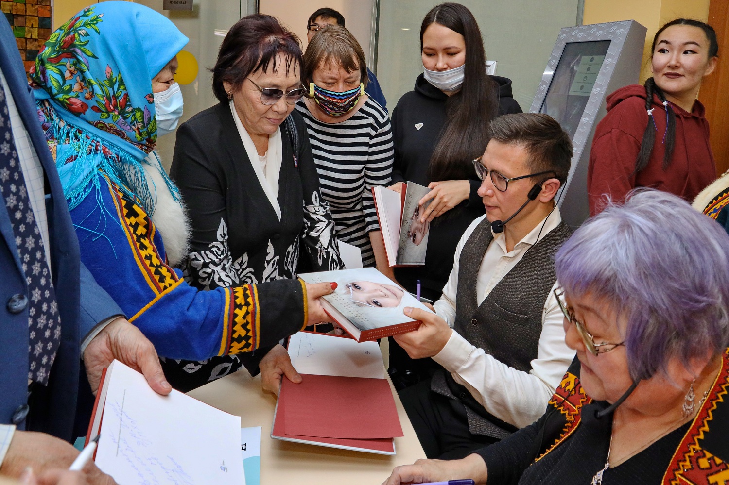 В Салехарде открыли мемориальные доски в память о сотрудниках прокуратуры |  «Красный Север»