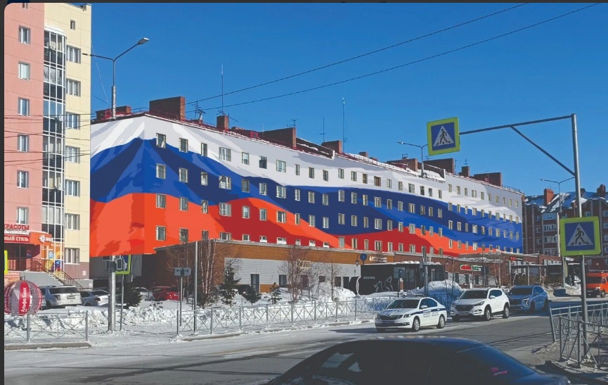 Пятиэтажку в Салехарде отделают алюминиевыми панелями в цвета флага РФ