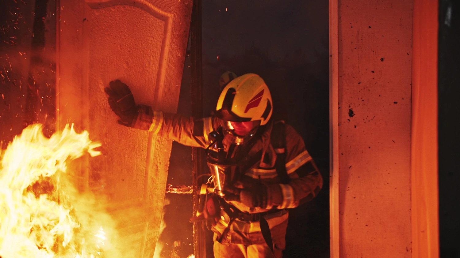 В Надыме выясняют причины смертоносного пожара в многоэтажке
