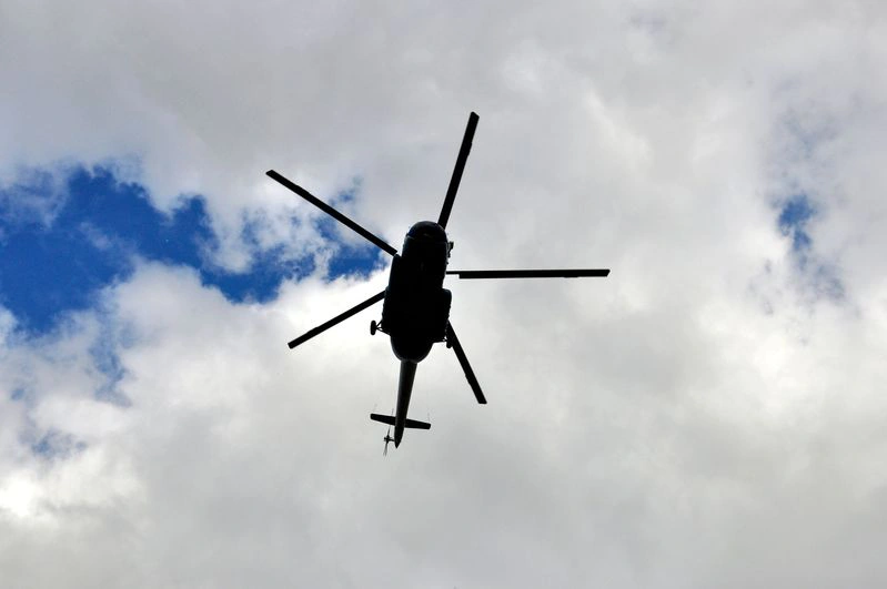 В распутицу в Приуральском районе возят вертолетами и воздушными подушками