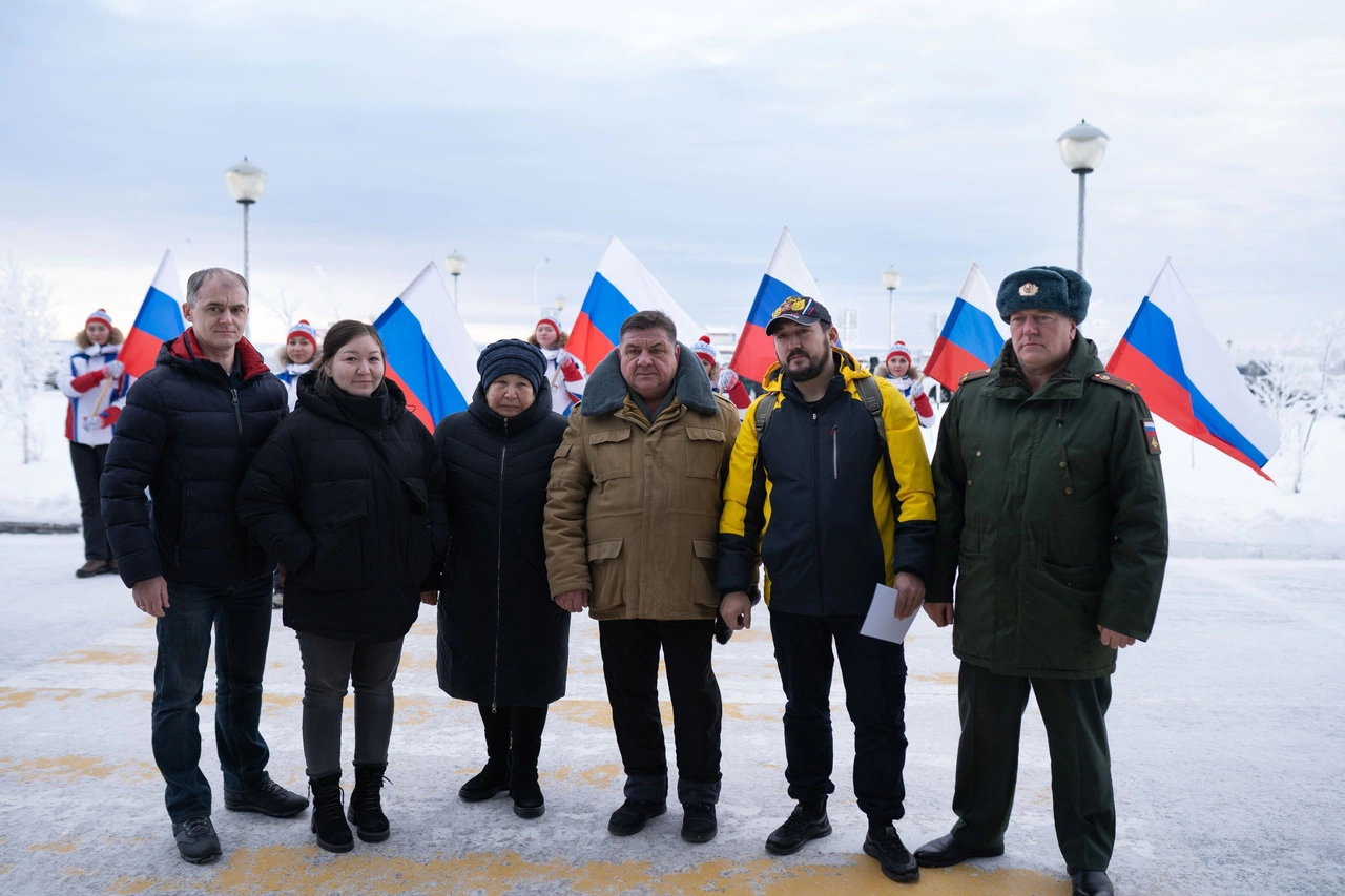 В Салехарде торжественно встретили участника СВО, приехавшего на побывку |  Ямал-Медиа