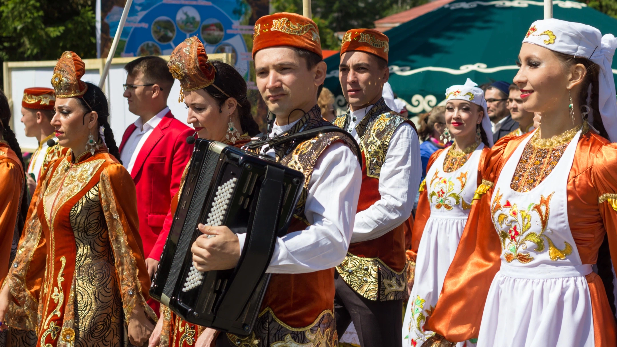 Бой мешками, забег с ведрами и борьба куреш: гостей Сабантуя в Салехарде  ждут национальные забавы | Ямал-Медиа