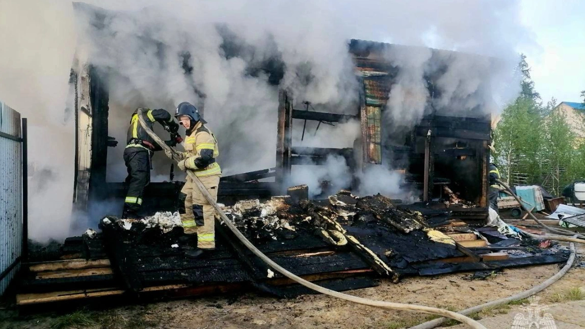 В ночном пожаре в Салехарде погибли мужчина и женщина
