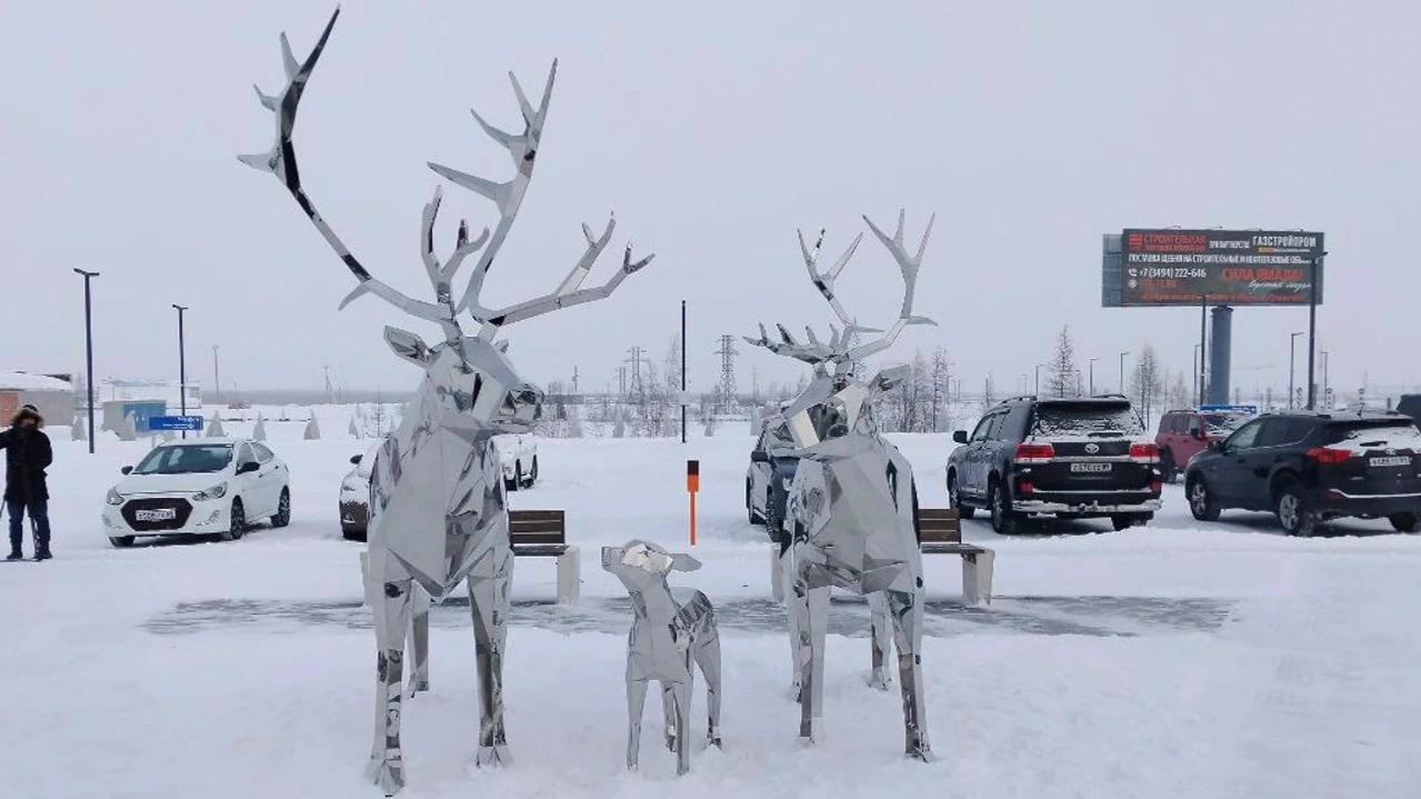 В Новом Уренгое площадь у аэропорта украсила композиция из трёх оленей