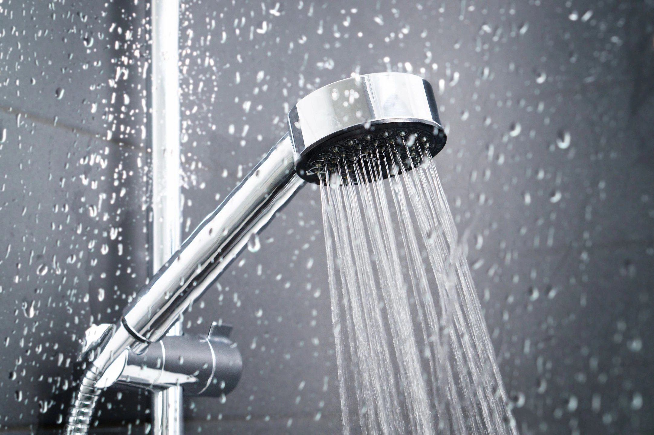 Дерматолог Бобров: ежедневный душ вреден для организма