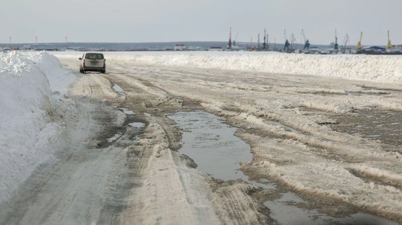 В ЯНАО готовятся закрыть ледовую переправу Салехард — Лабытнанги