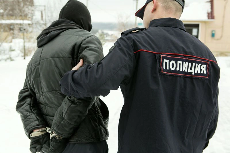 Полицейские ЯНАО задержали курьера из Москвы, приехавшего за деньгами старушки