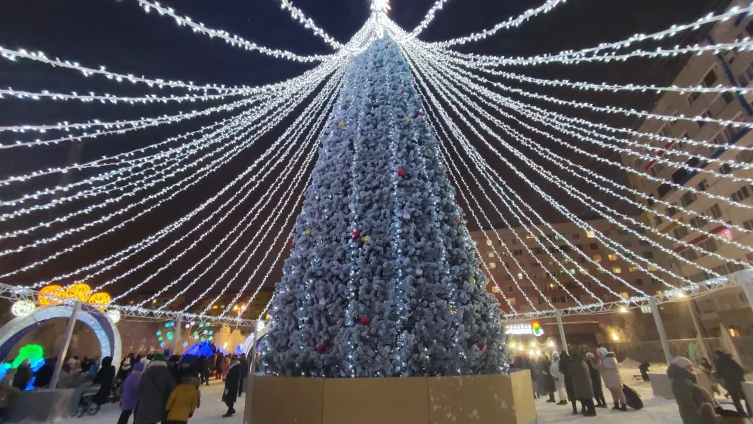 В Новом Уренгое зажгли огни на главной ёлке города