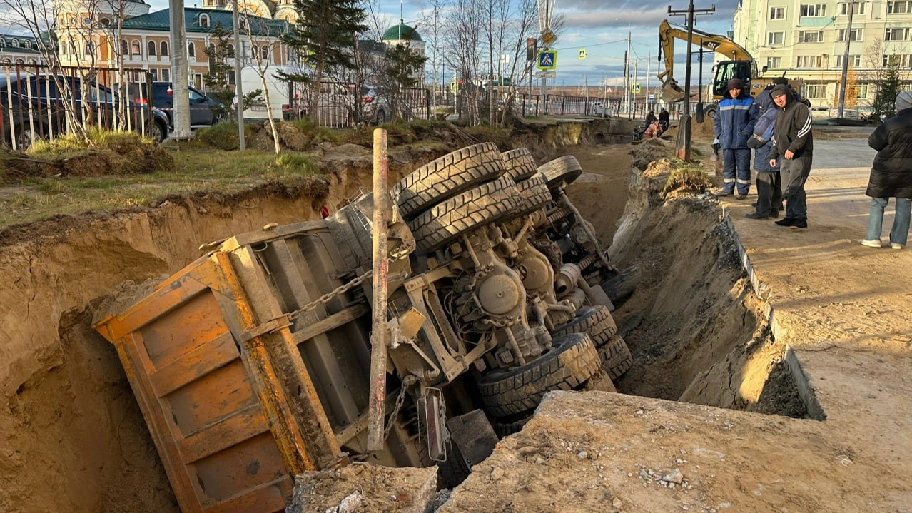 В Салехарде грузовик прилёг отдохнуть | «Красный Север»