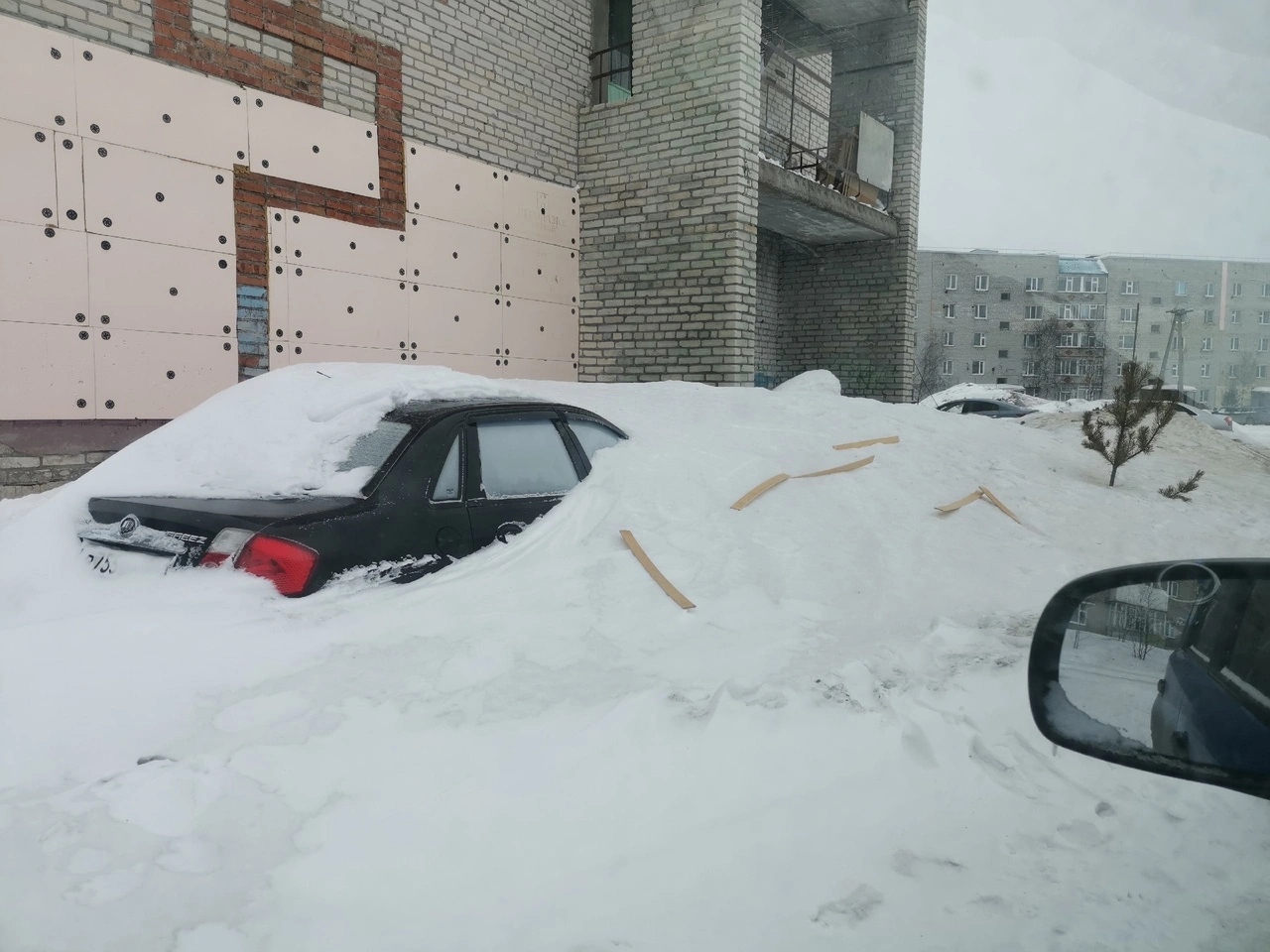 Первые подснежники»: в подтаявших сугробах в Ноябрьске обнаружили брошенные  авто | Ямал-Медиа