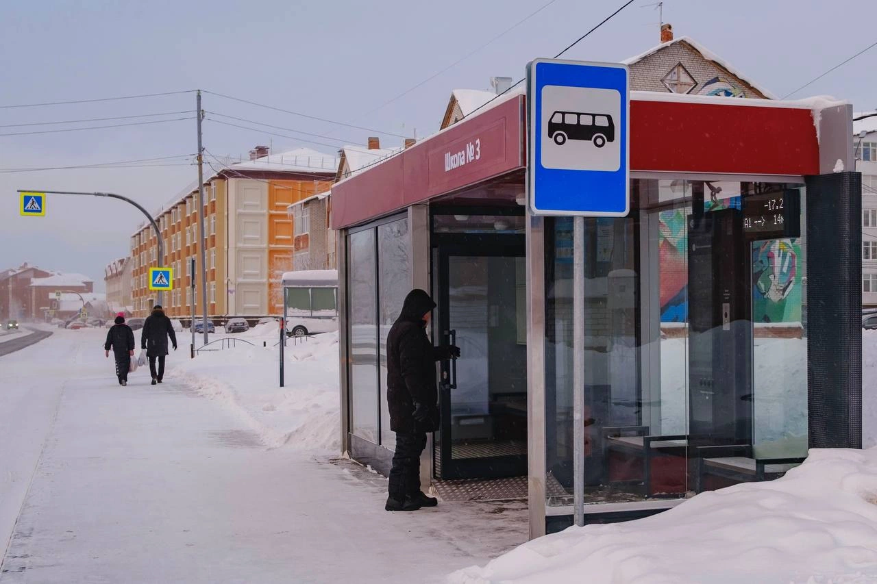 В Тарко-Сале установили пять теплых остановок с видеонаблюдением |  Ямал-Медиа