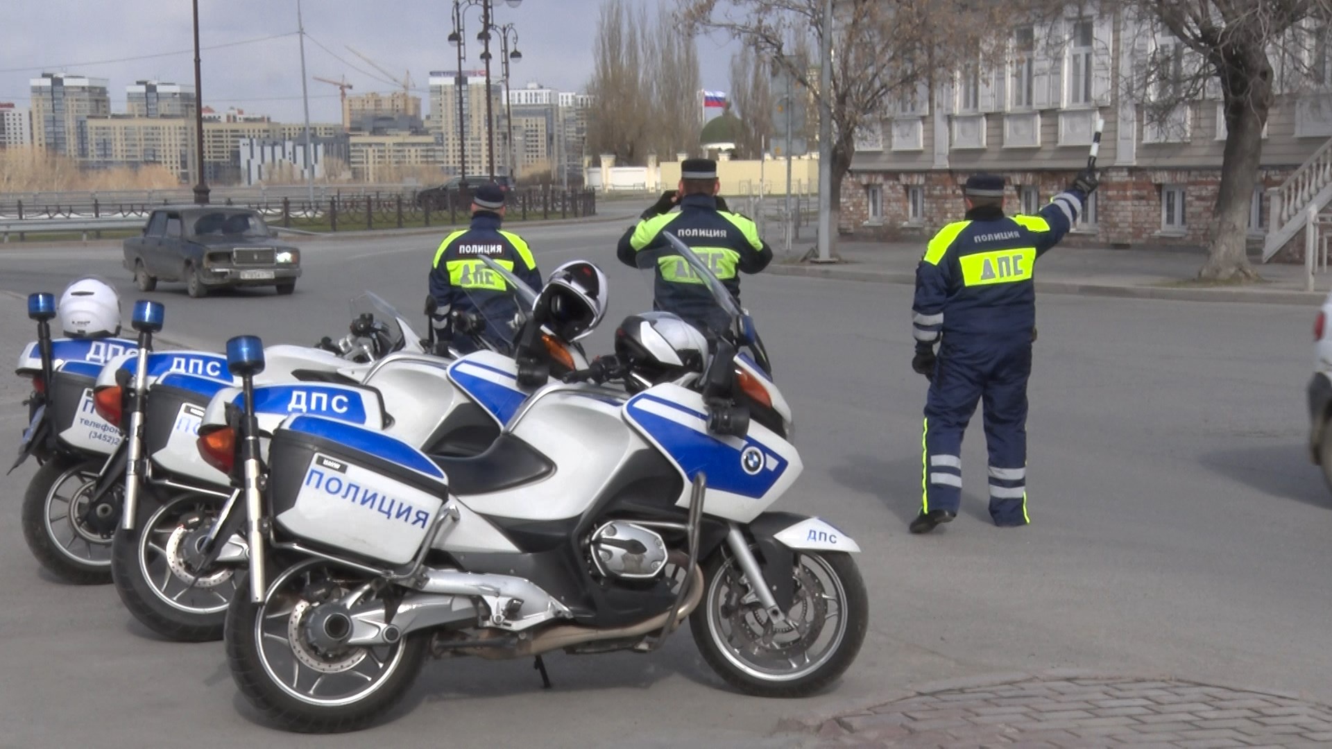 В центре Тюмени неизвестные силой затащили девушку в машину | Ямал-Медиа