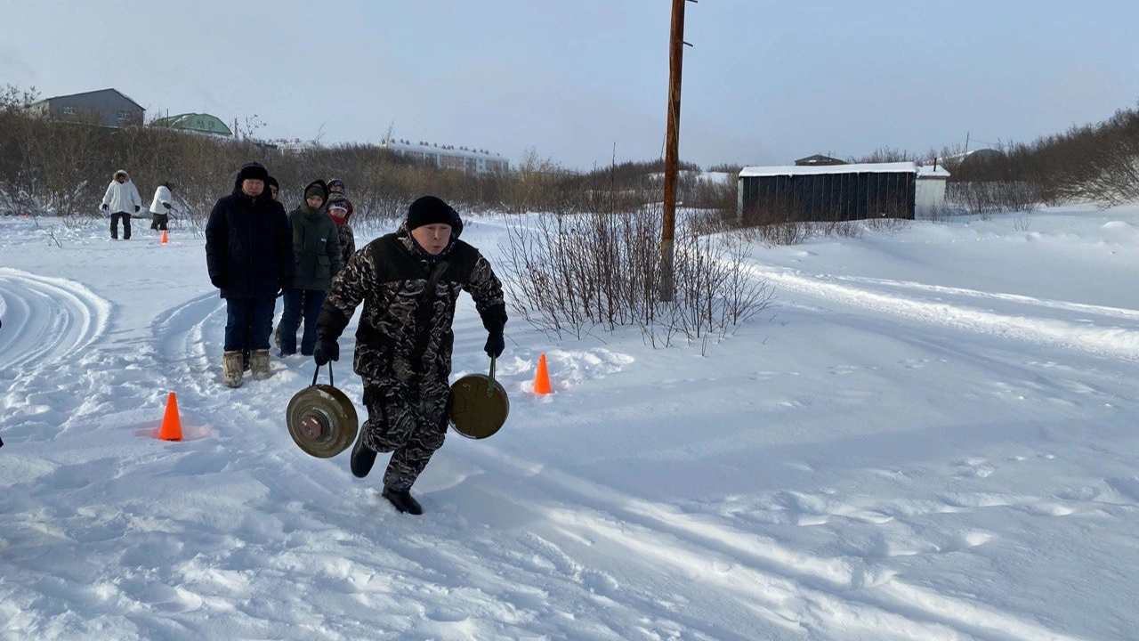 Проползти мышеловку, доставить носилки. Тазовчане перепахали сугробы в  окрестностях райцентра | «Красный Север»