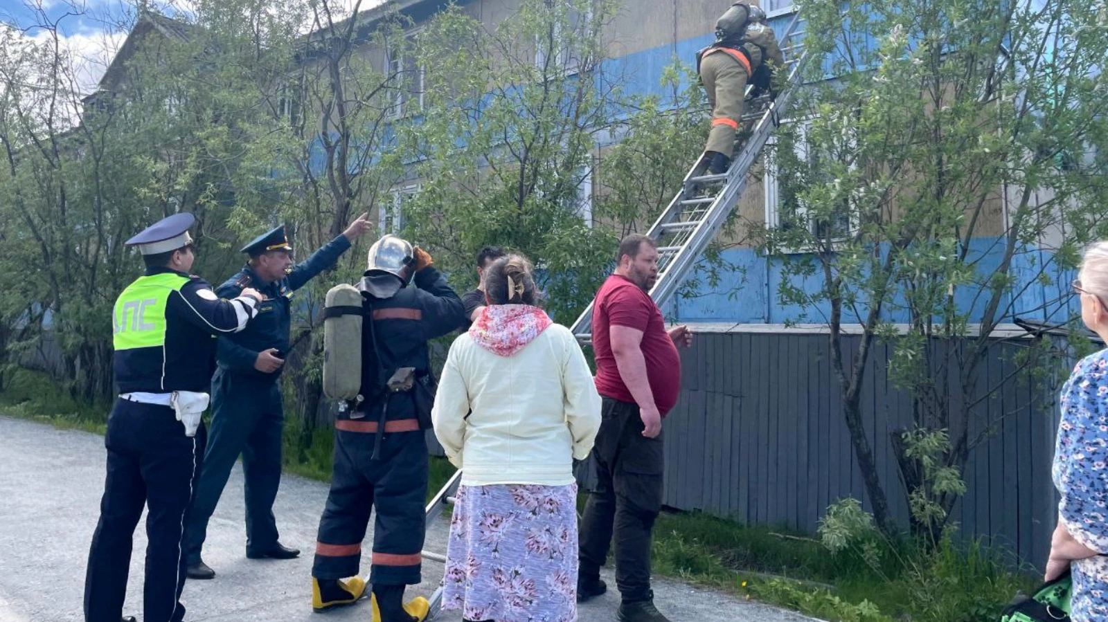 В Салехарде пожарные эвакуировали жильцов из горящего дома на Чапаева |  Ямал-Медиа