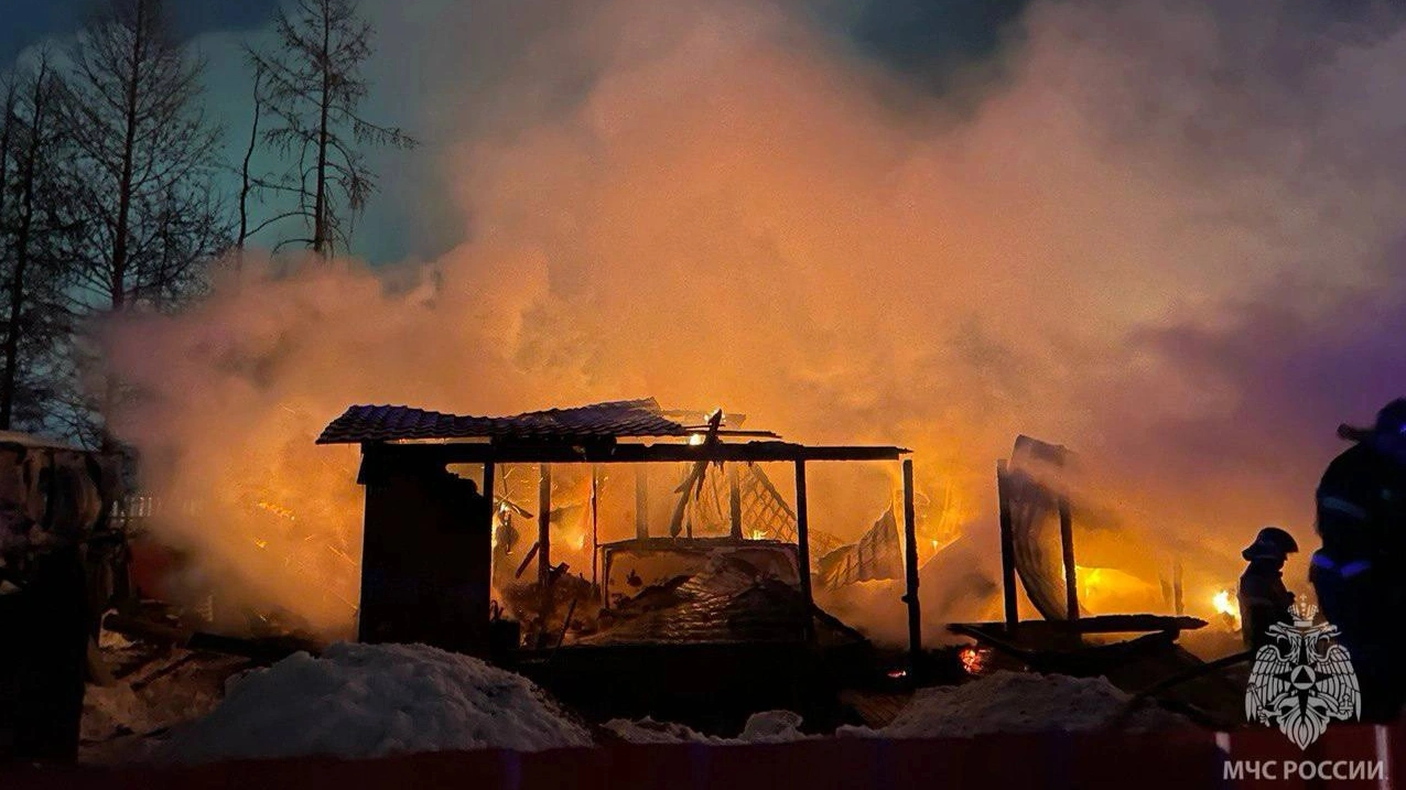 В Новом Уренгое при пожаре пострадали трое взрослых и ребёнок