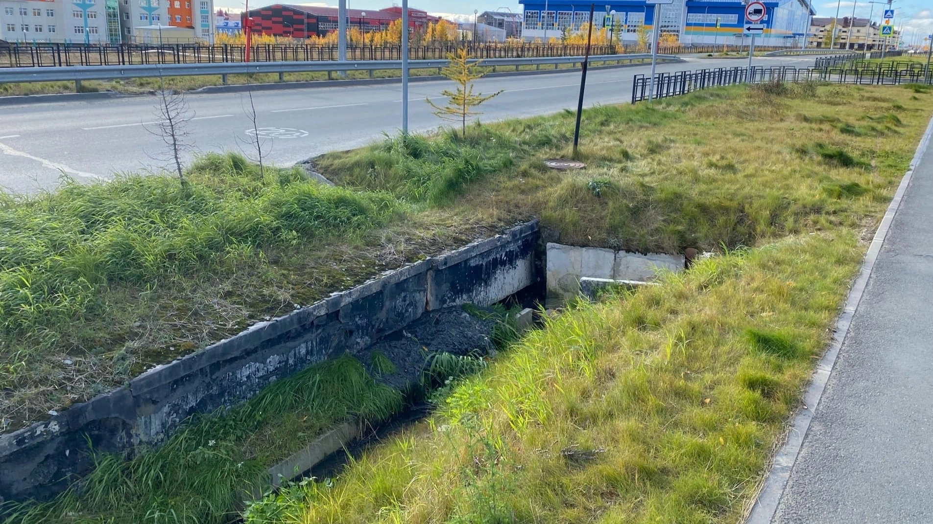 Невозможно пройти»: в Лабытнанги прорвало канализацию на улице Гиршгорна |  Ямал-Медиа