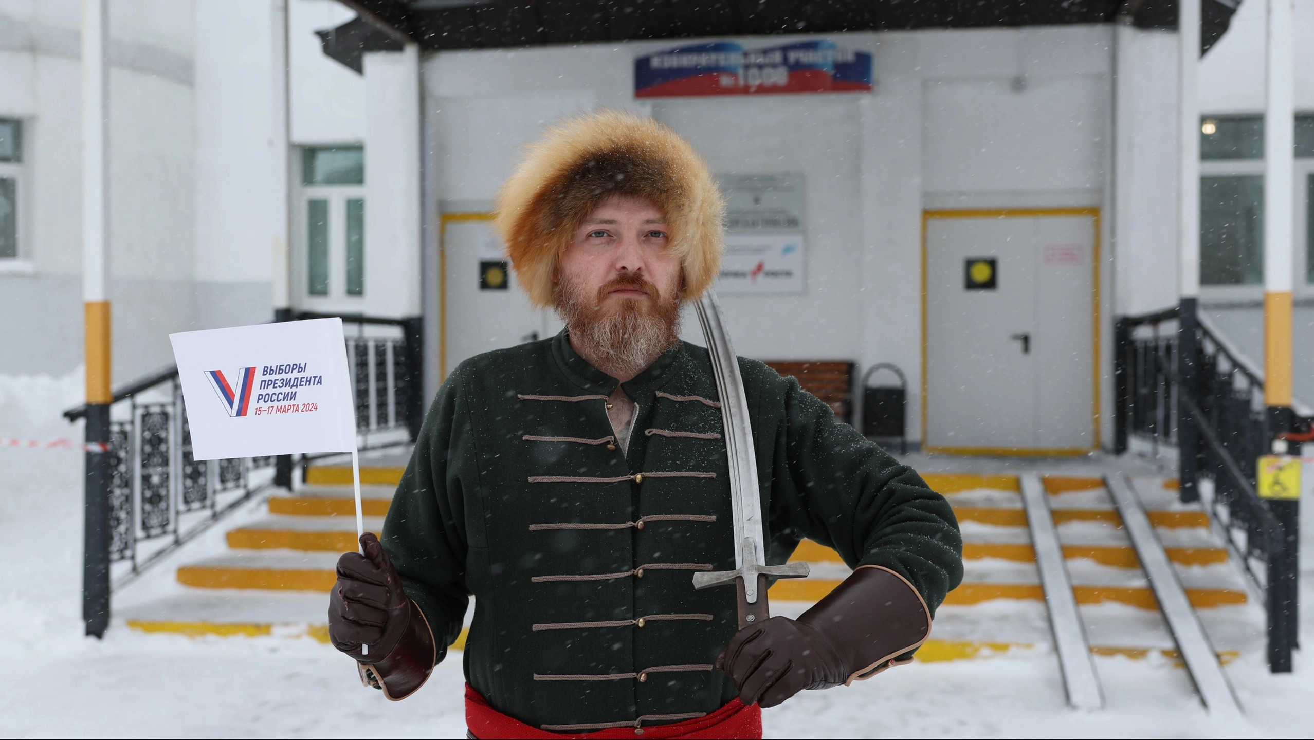 На Ямале проголосовал реконструктор в костюме военной знати царских времён