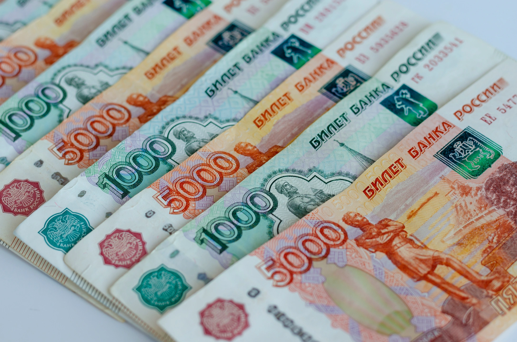 Центробанк представит обновленные банкноты в 1000 и 5000 рублей в октябре