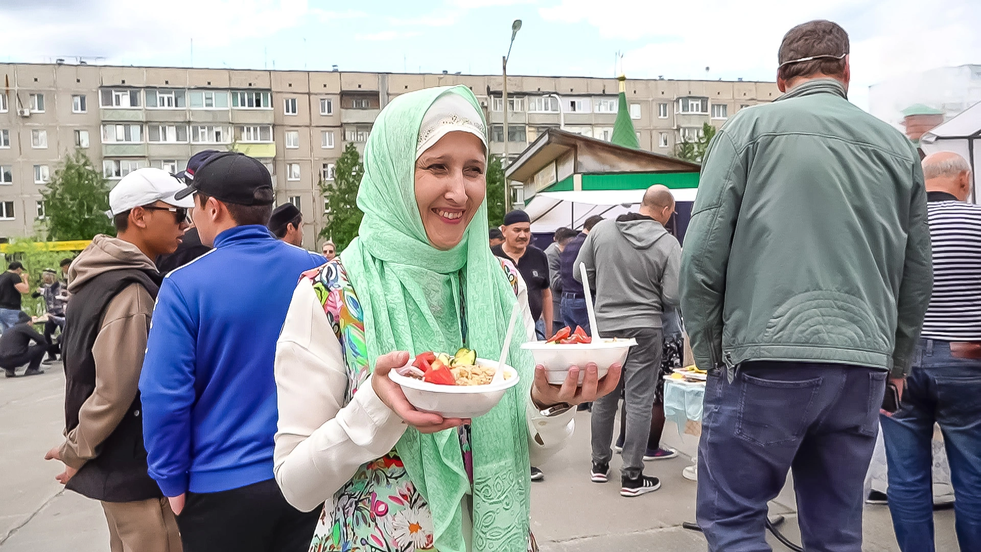 Мусульмане Ноябрьска пришли в мечеть по случаю Курбан-байрама | Ямал-Медиа