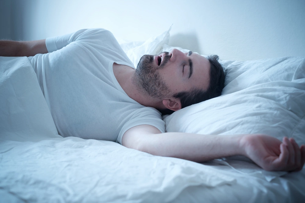 Почему возникает дерганье во время сна? Узнаем причины и способы борьбы