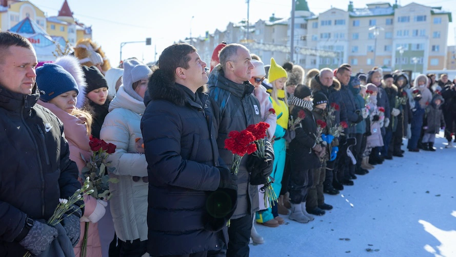 Ямальцы возложили цветы к стихийному мемориалу в Салехарде